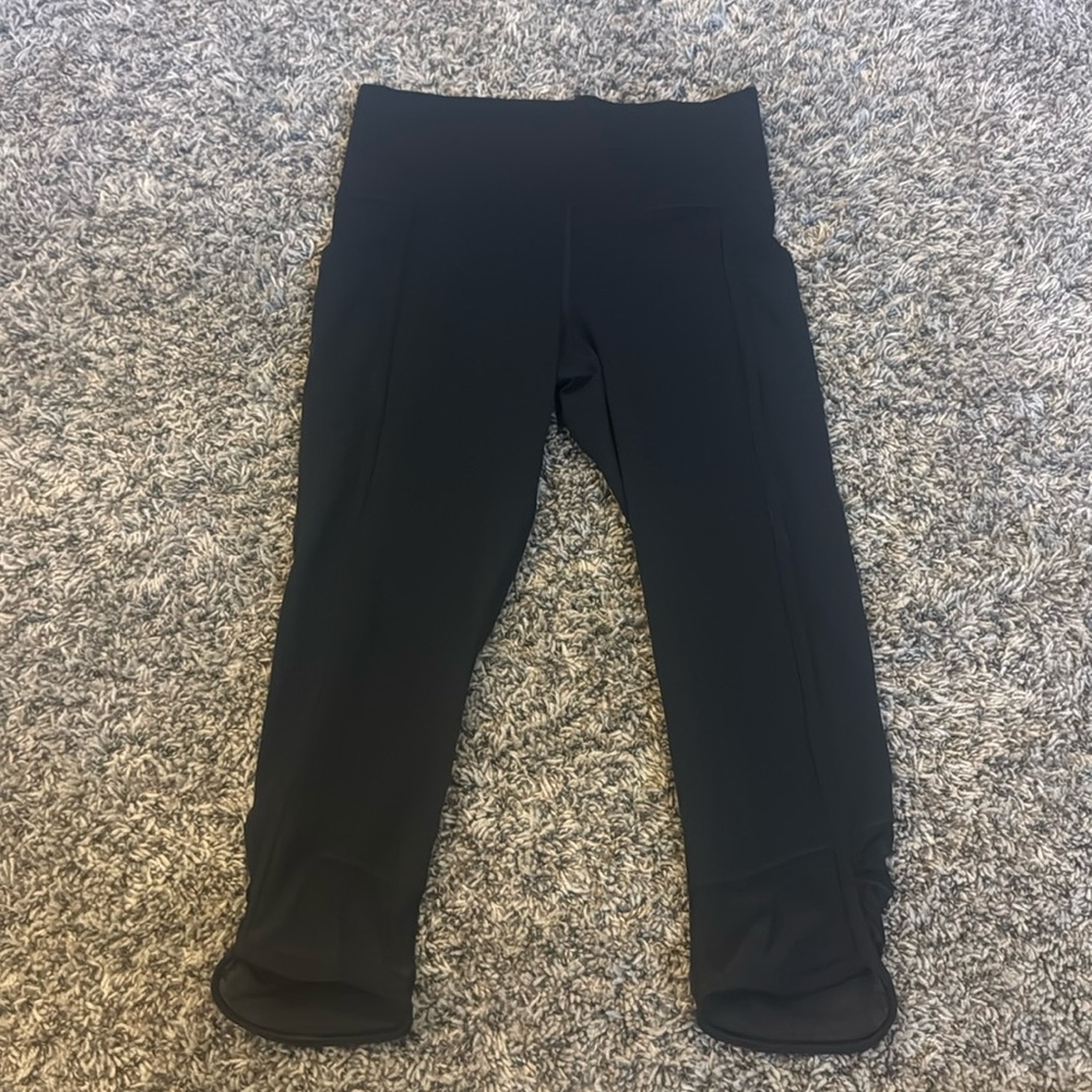 Athleta capris. Netting on bottom calf area. Side pockets. Size small-B3